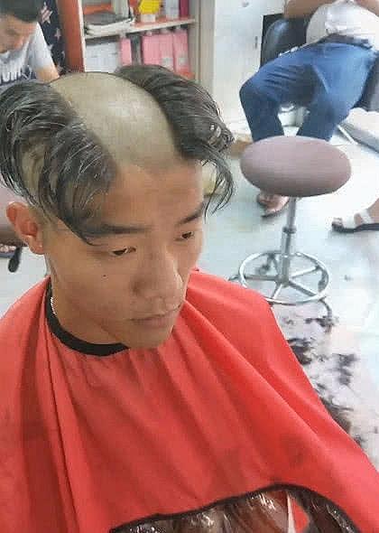 男子理发要求剪地中海的发型造型出来后理发师哭笑不得