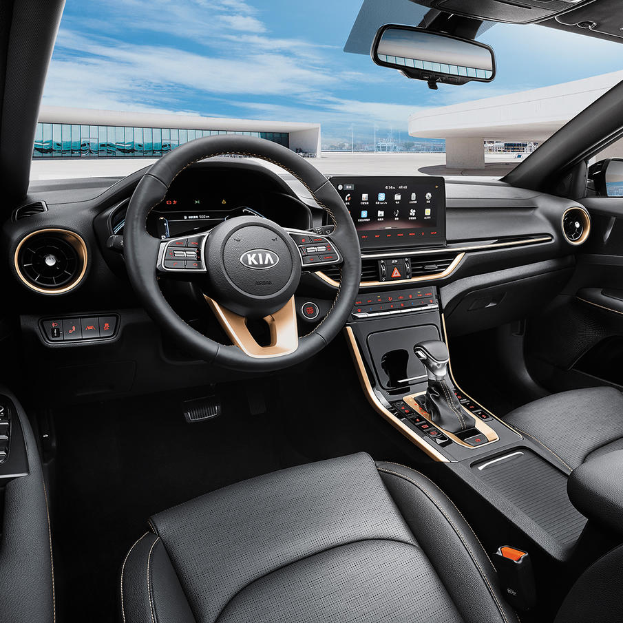 上图为国产版韩版车型的内饰整体上是圆润的设计元素比较多,空调出