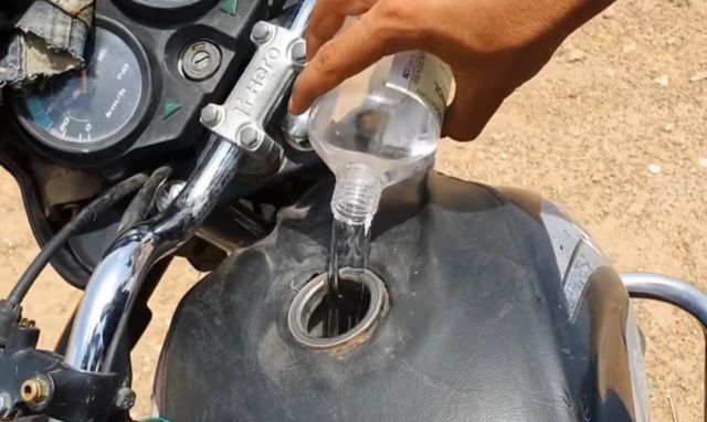 把汽油和柴油一起灌进摩托车油箱会怎样