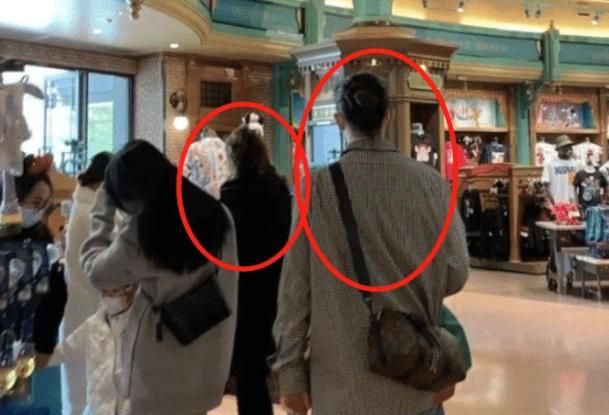 戚薇李承铉一家三口同游迪士尼,6岁lucky自己玩,爸妈才是真爱休闲区蓝鸢梦想 - Www.slyday.coM