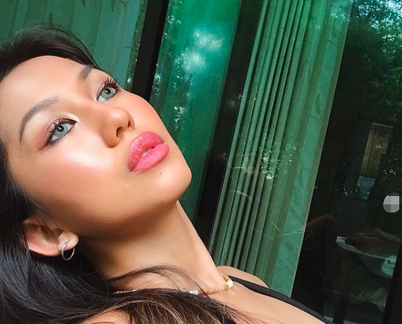 女友穿露脐装身材傲人,牵手散步好甜蜜|韦紫瑞|韦唯|女友_新浪新闻