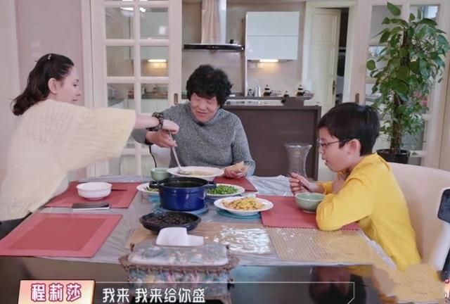 程莉莎给婆婆盛饭,用的碗引争议,就这么嫌弃出身农村的婆婆?休闲区蓝鸢梦想 - Www.slyday.coM 程莉莎给婆婆盛饭,用的碗引争议,就这么嫌弃出身农村的婆婆?休闲区蓝鸢梦想 - Www.slyday.coM