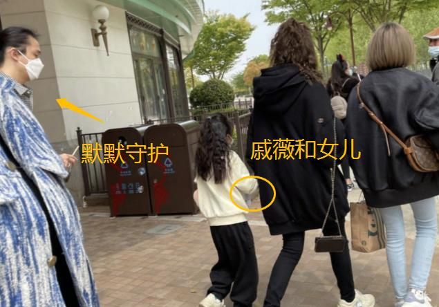 戚薇离婚了?戚薇一家畅游迪士尼,李承铉贴心搂妻破婚变传闻。休闲区蓝鸢梦想 - Www.slyday.coM