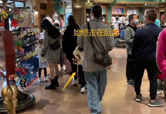 戚薇离婚了?戚薇一家畅游迪士尼,李承铉贴心搂妻破婚变传闻。休闲区蓝鸢梦想 - Www.slyday.coM