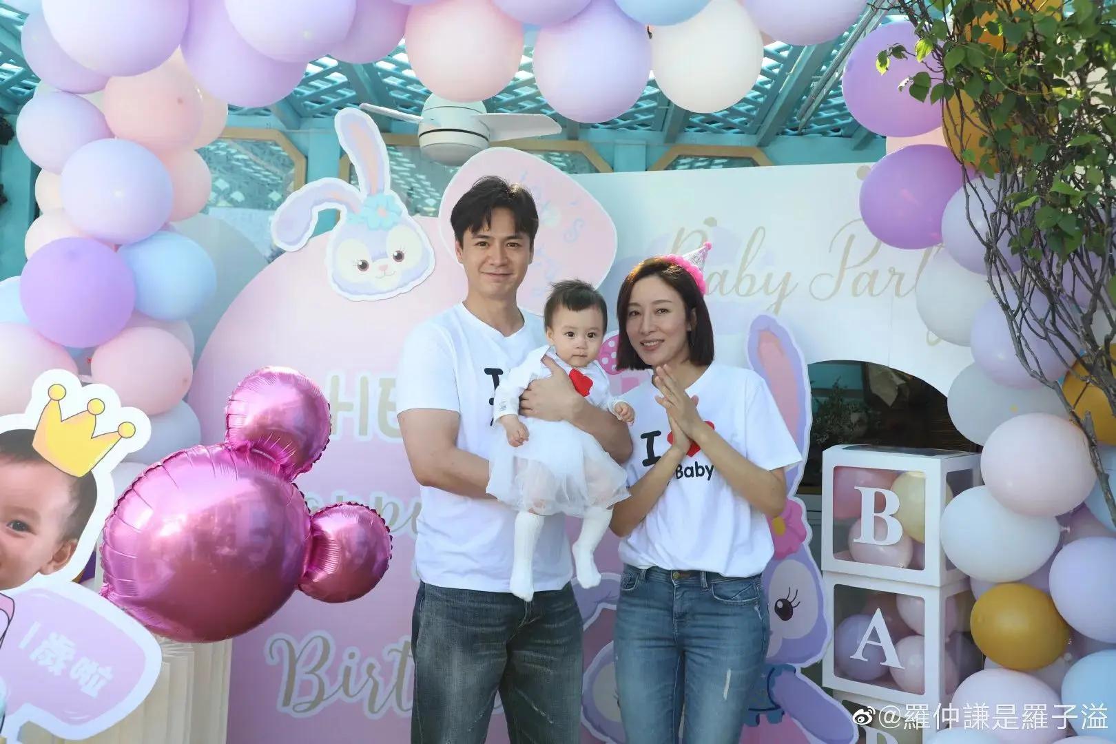 杨怡罗仲谦夫妇为女儿庆生,画面温馨有爱,1岁小珍珠可爱似爸爸