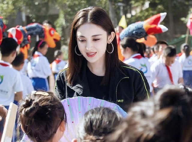 古力娜扎上央视综艺一身运动装跳新疆舞身材窈窕十足吸睛