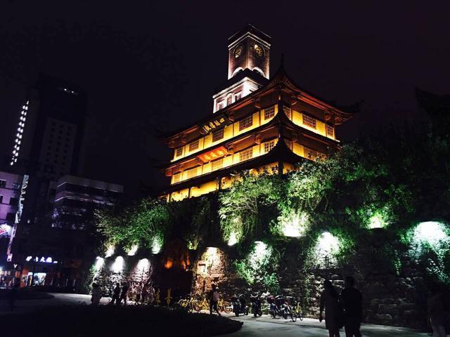 中山路位于宁波的镇海区,于唐朝时期便已经形成,从东门口到西门口这一