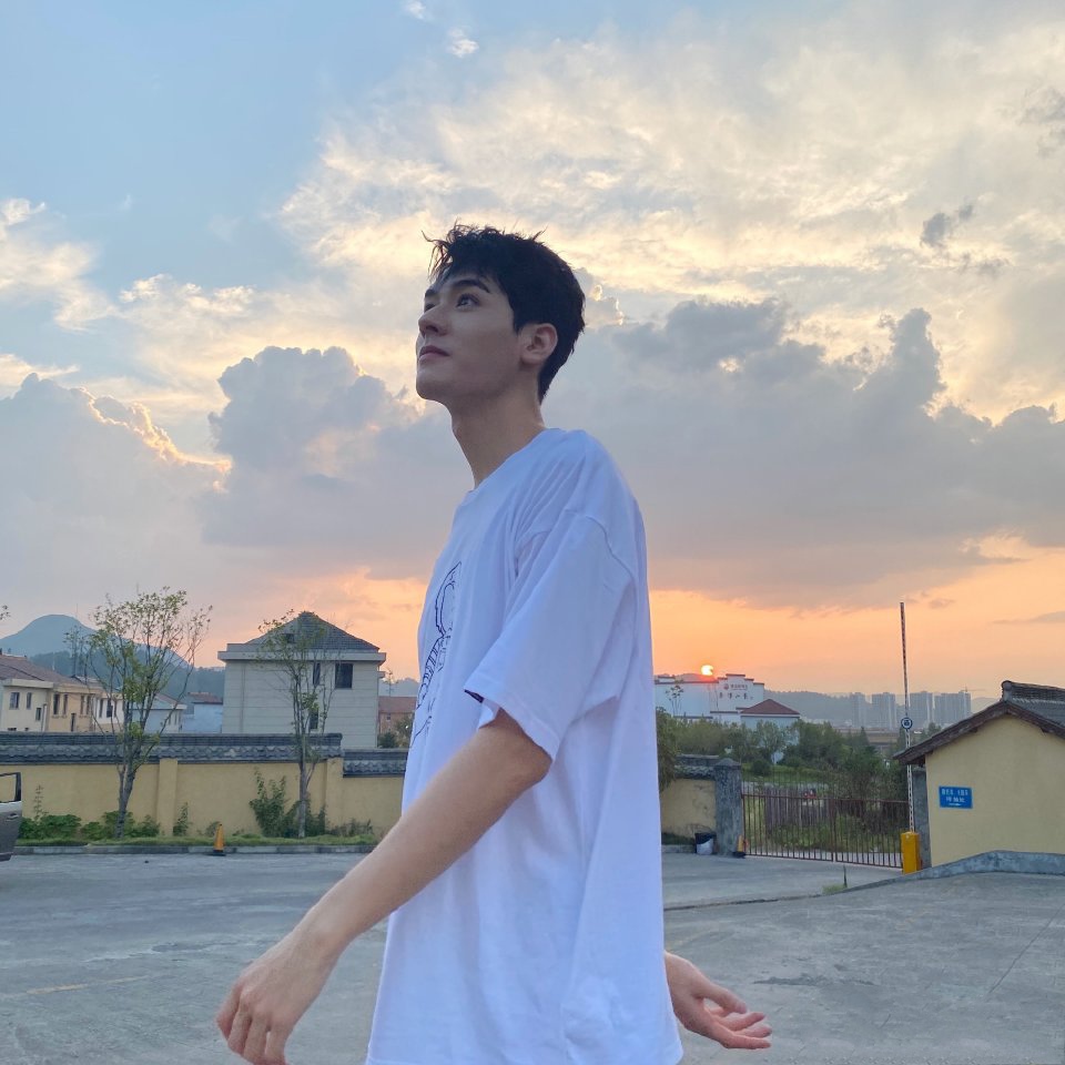 平平无奇的灵魂歌手龚俊日常穿搭超清爽帅哥穿搭谁不爱