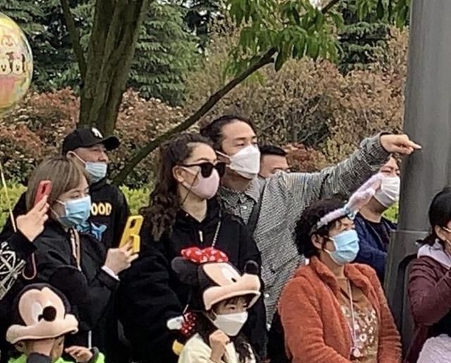 戚薇离婚了?戚薇一家畅游迪士尼,李承铉贴心搂妻破婚变传闻。休闲区蓝鸢梦想 - Www.slyday.coM