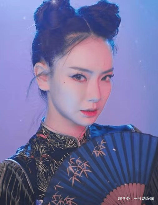 戚薇李承铉携女儿lucky外出游玩被偶遇，一家人温馨互动！休闲区蓝鸢梦想 - Www.slyday.coM