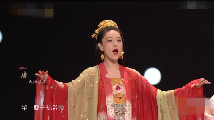 张馨予凹了一整季的总攻人设,在最后来了个大反转,穿个汉服美美哒,可