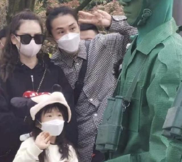 戚薇离婚了?戚薇一家畅游迪士尼,李承铉贴心搂妻破婚变传闻。休闲区蓝鸢梦想 - Www.slyday.coM