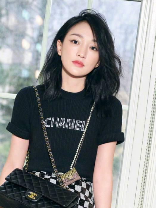 像周迅的这身服装,在不同发型的配合下,整体出来的效果还是会有所不同