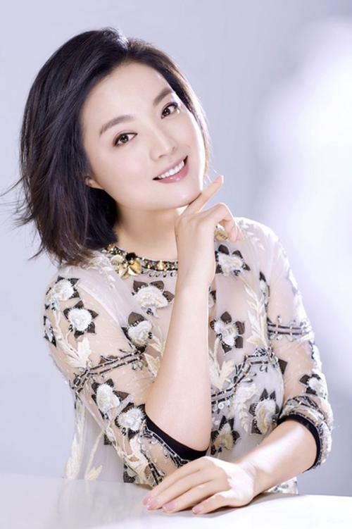 46岁歌手白雪回家乡公演发型20年都没换过嫁富商生活奢华滋润