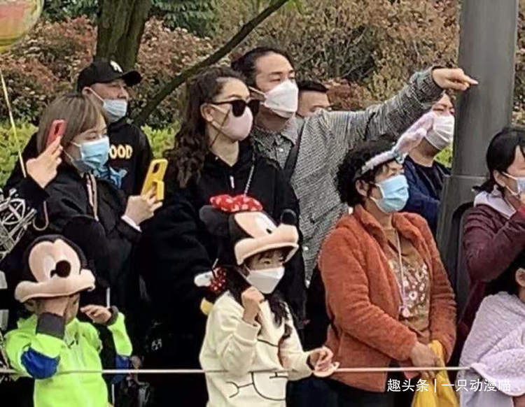 戚薇李承铉携女儿lucky外出游玩被偶遇，一家人温馨互动！休闲区蓝鸢梦想 - Www.slyday.coM