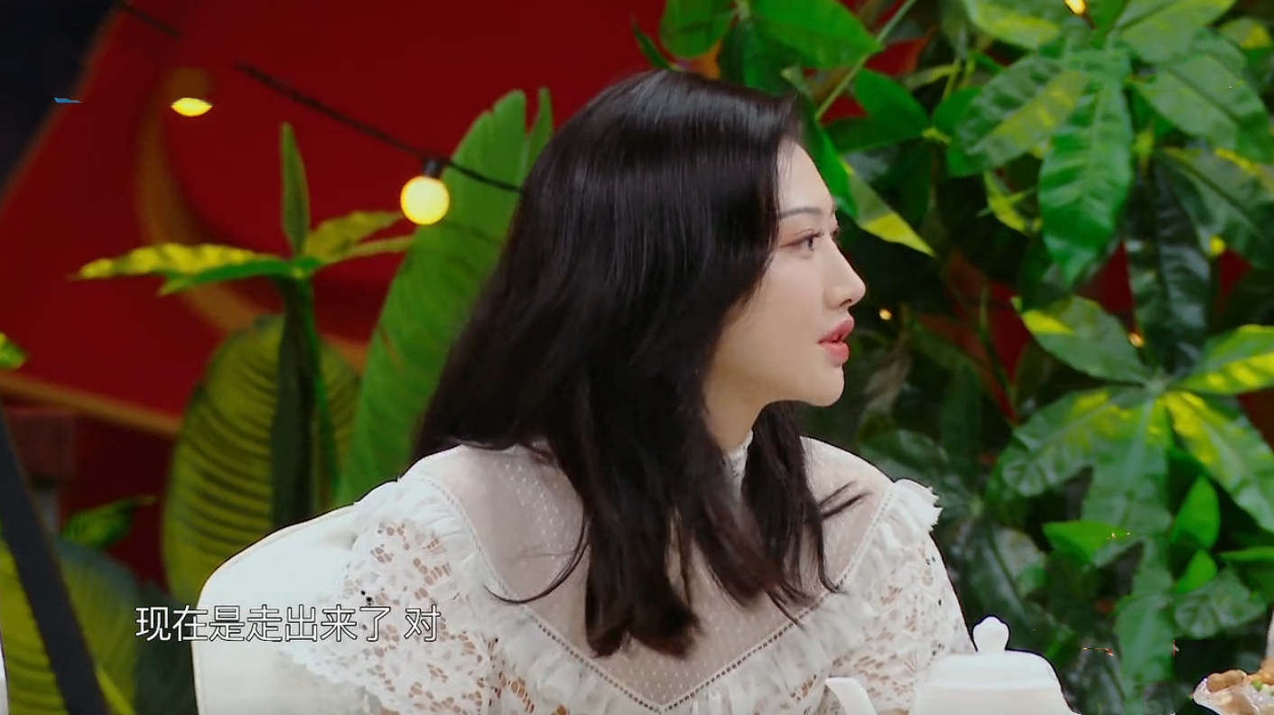 相比张继科分手后综艺活动不断,甚至还上了恋爱节目,景甜伤得明显更重