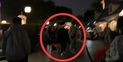 戚薇离婚了?戚薇一家畅游迪士尼,李承铉贴心搂妻破婚变传闻。休闲区蓝鸢梦想 - Www.slyday.coM