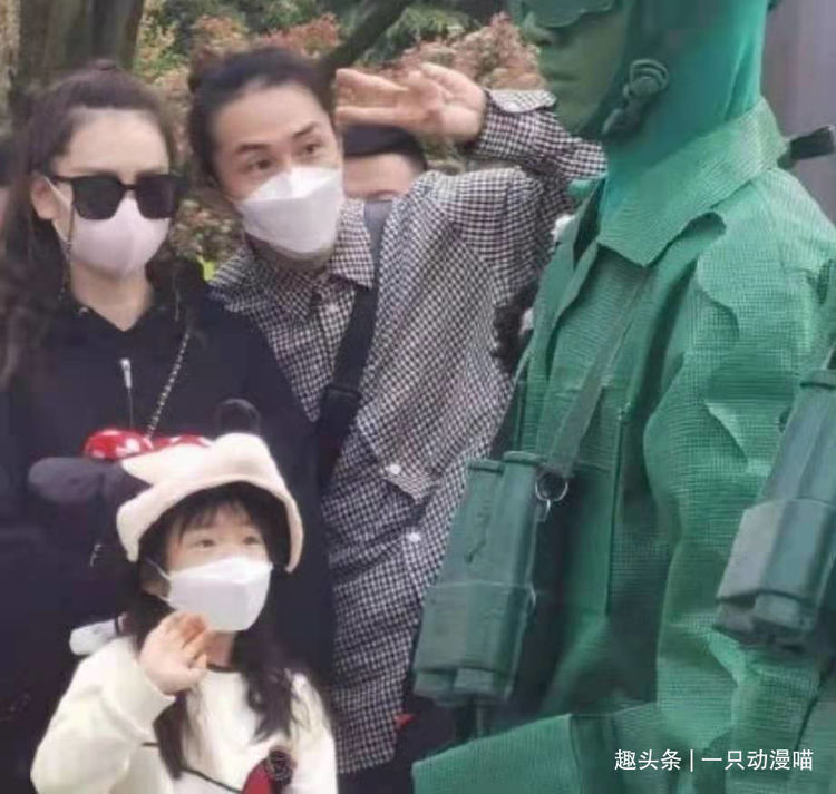 戚薇李承铉携女儿lucky外出游玩被偶遇，一家人温馨互动！休闲区蓝鸢梦想 - Www.slyday.coM