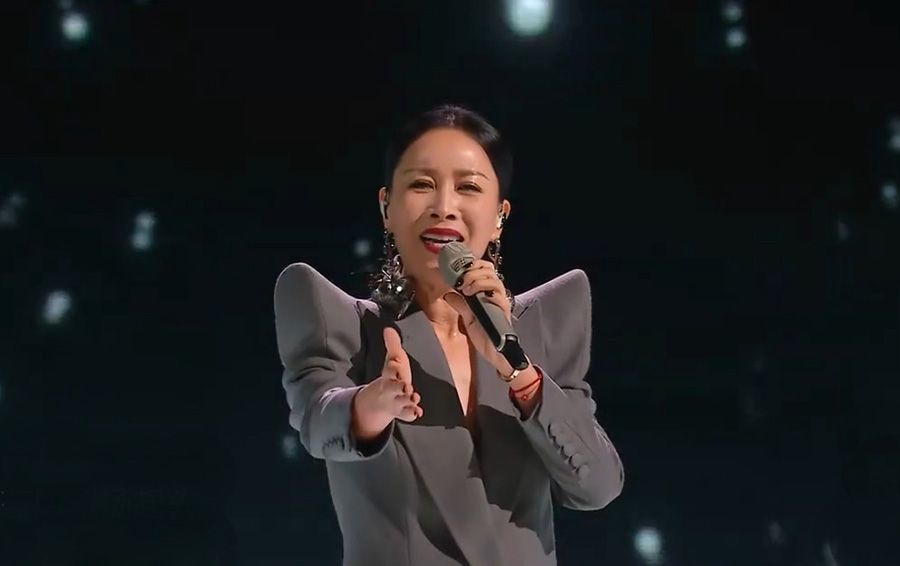 成团夜变假唱夜那英还没拿起话筒歌声就出来了吓得赶紧转身