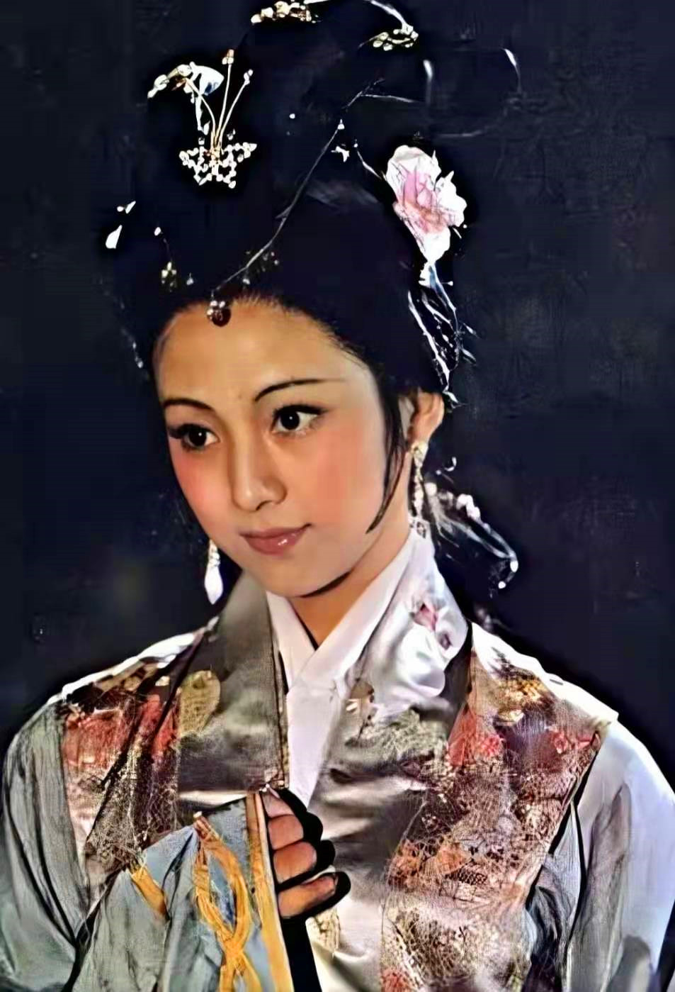 在蒋勤勤的版本前,董智芝被称"最美西施",与后来《三国演义》中陈红