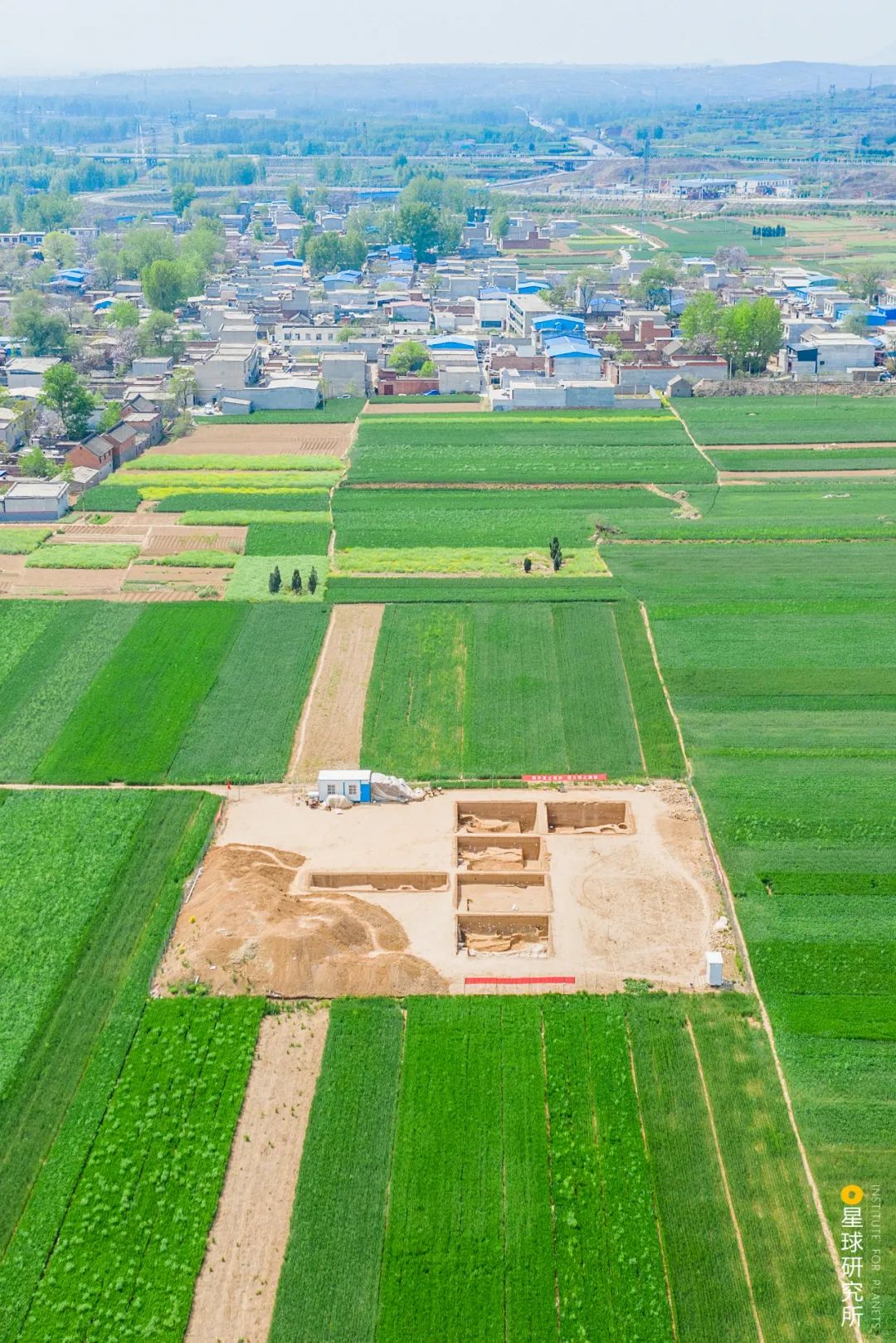 ▼(王城岗遗址,包括内城,外城两部分,据推测,内城系传说中大禹的父亲