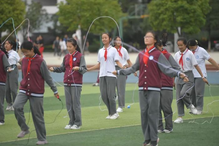 ↑昆明市第一中学西山学校的初中生正在上体育课