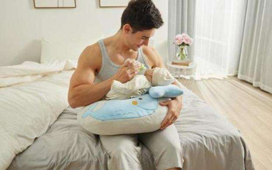 爸爸和舅舅抢着抱新生儿一脸垂涎欲滴网友像猪八戒看人参果