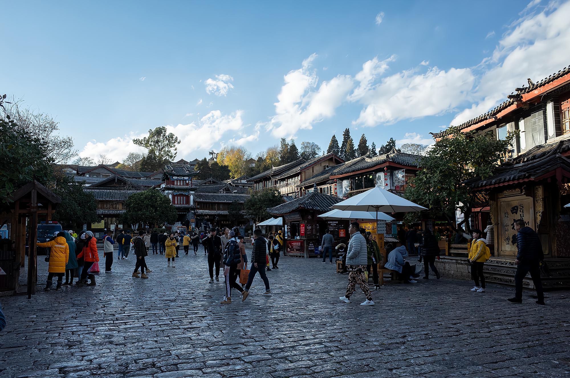 每次到丽江游玩,四方街那是必须要去的地方,虽然这里游客比较多,但