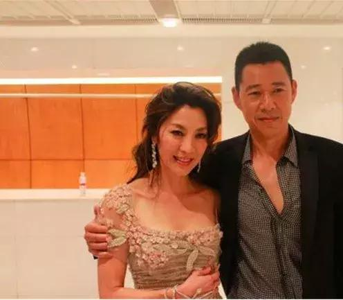 62岁张丰毅妻子近照撞脸杨紫琼背景更厉害网友捡到宝了