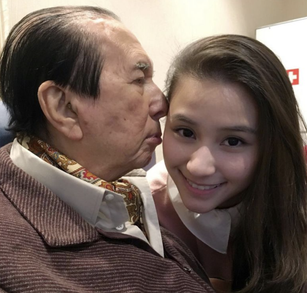 何超莲的情况有点特殊,身在大家族总有身不由己的时候,重点是她与赌王