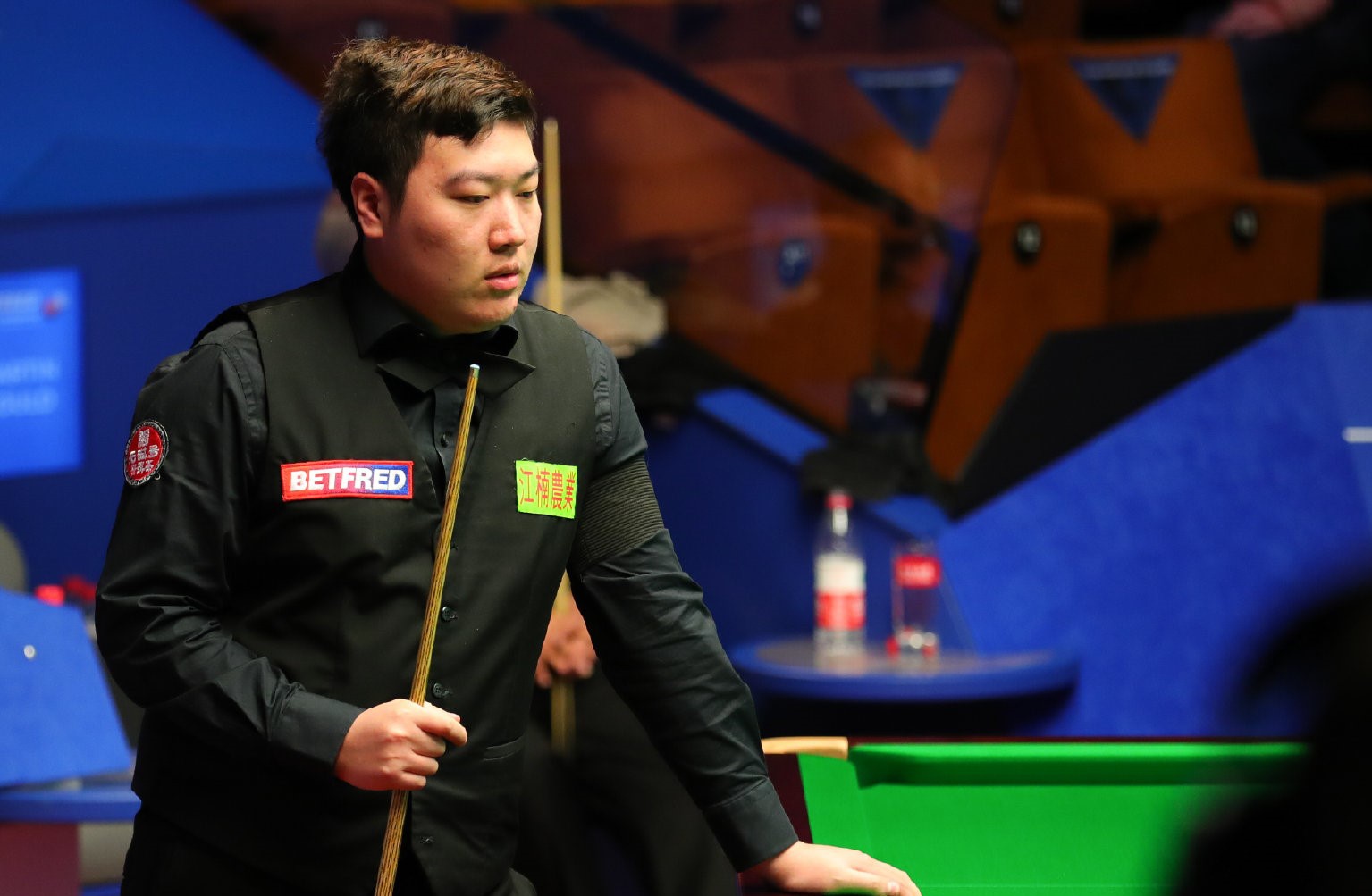 颜丙涛突围成功106进16强两杆破百惊艳上演单局1分绝杀好戏