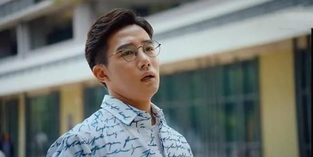 小舍得里的钟老师曾经和关晓彤演过一对分手的时候很激烈