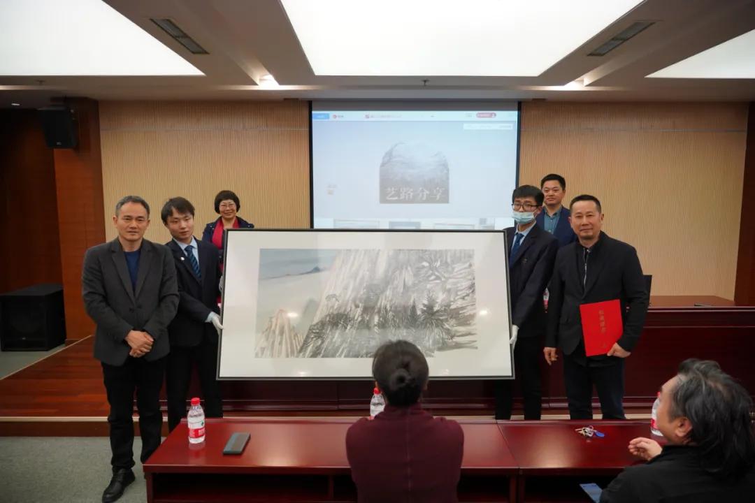 崔院长向淮安市美术馆捐赠作品,淮安市美术馆(书画院)馆(院)长李德会