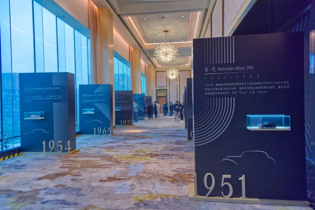 正文虽名为新车品鉴,其实更像一场奔驰的汽车文化show及成都历史展