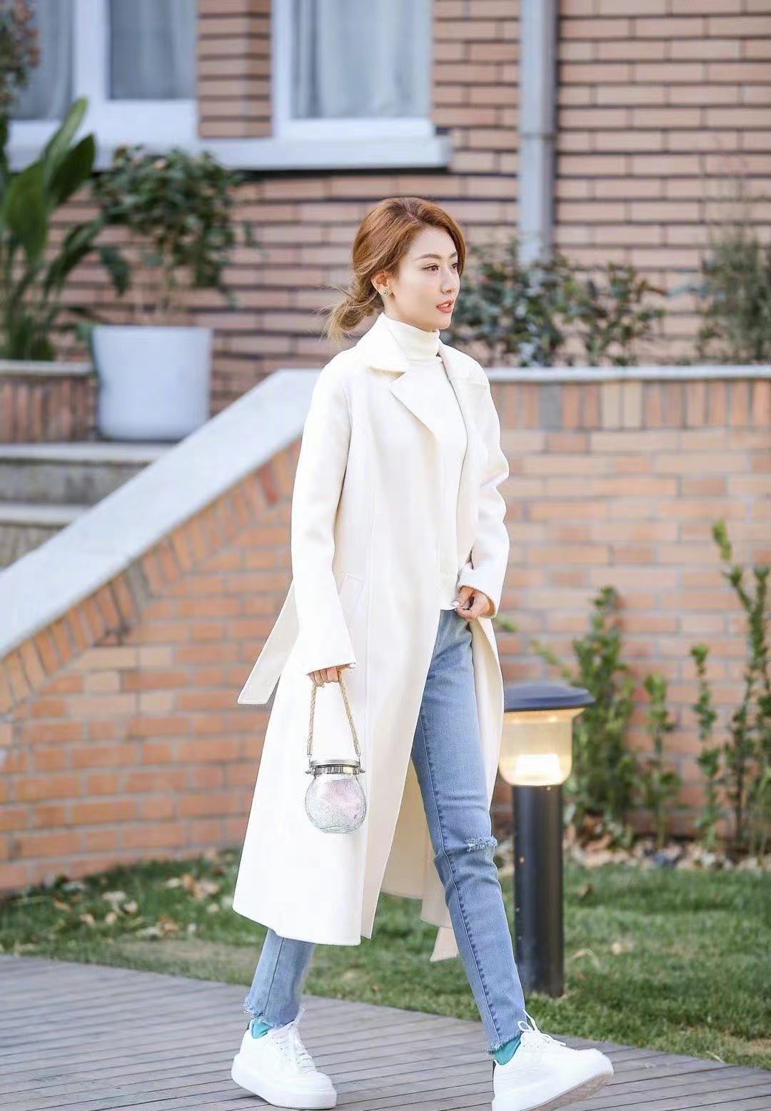 白冰这两身穿搭不错白色显气质格子衬衫更大方得体