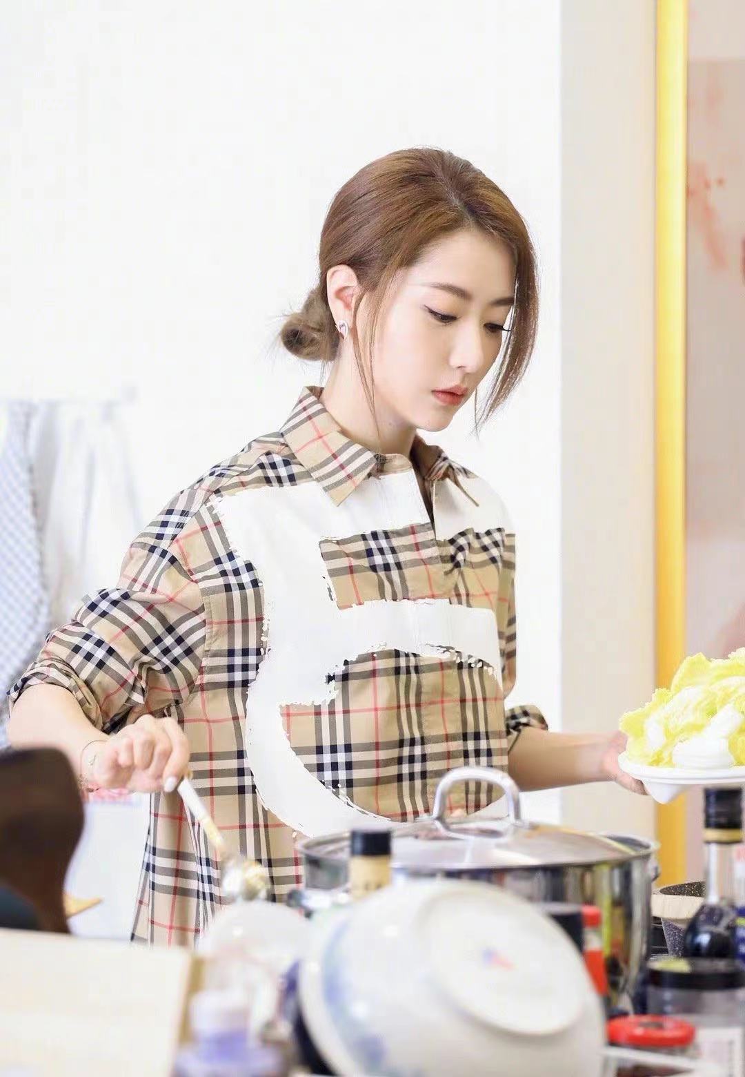 白冰这两身穿搭不错白色显气质格子衬衫更大方得体