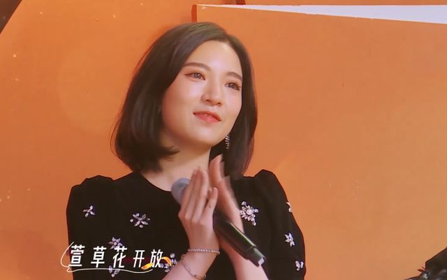 《萱草花》,女儿是"在故宫修文物"的画家|萱草花|杭天琪|张雅涵_新浪