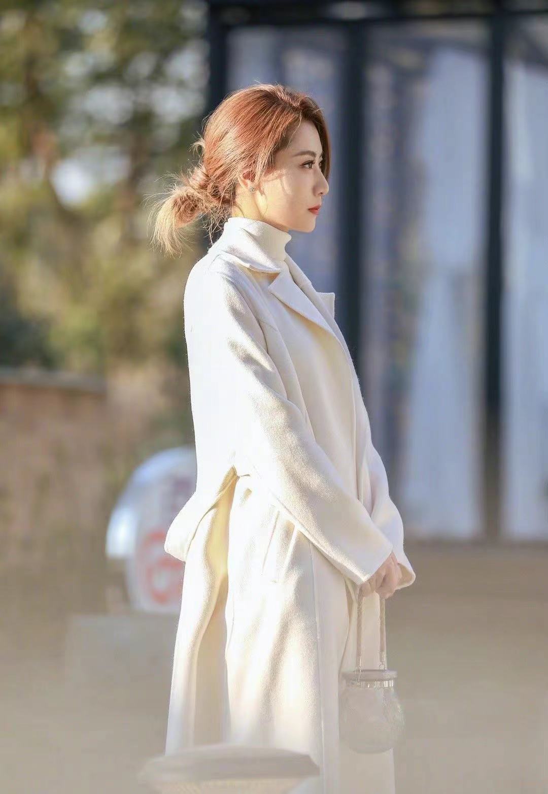 白冰这两身穿搭不错白色显气质格子衬衫更大方得体