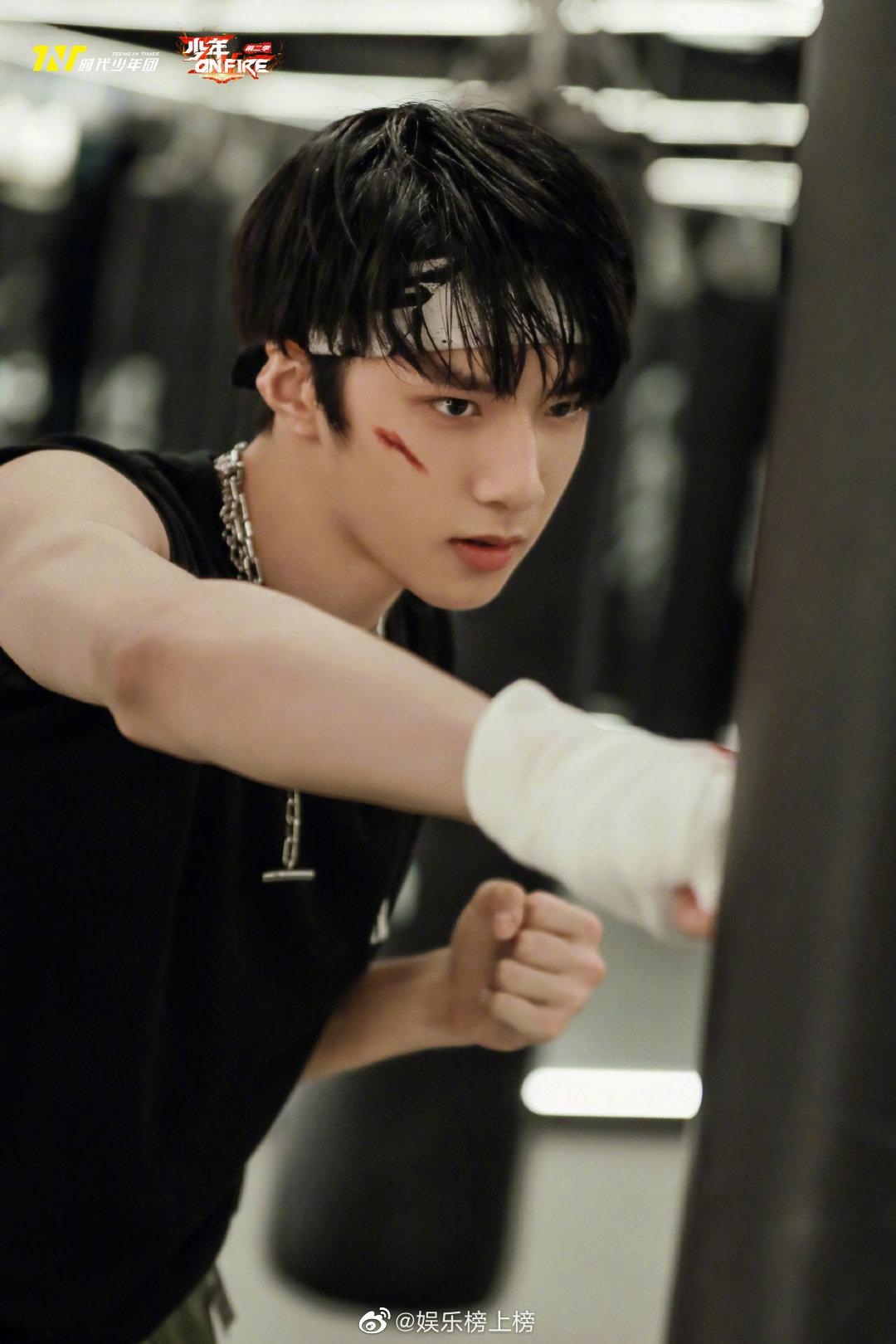 《少年on fire》第二季第二期刘耀文造型太帅了!