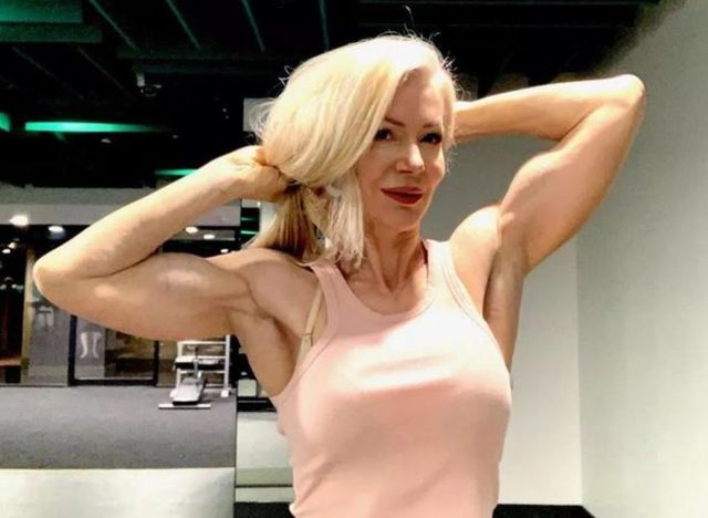 64岁澳洲冻龄奶奶健身16年后似20岁少女马甲线让人羡慕25岁女硕士练武