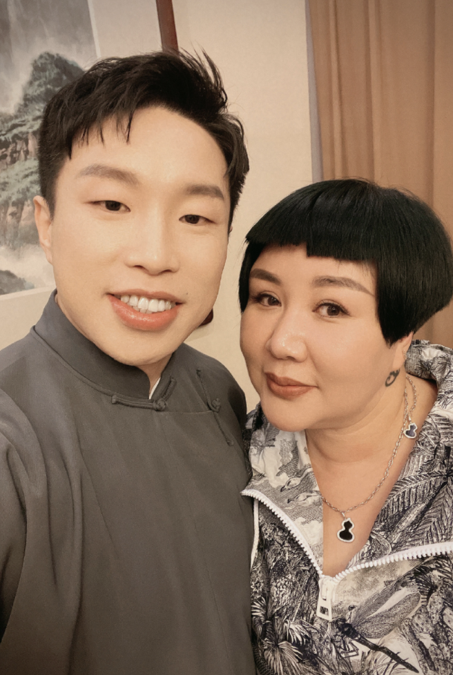 岳云鹏,烧饼,孟鹤堂,周九良,秦霄贤等"云鹤九霄"的徒弟为师娘送上祝福