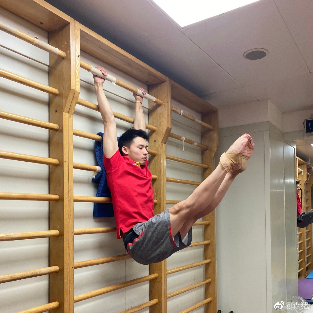 自嘲眉毛有点歪,三人共获得9枚奥运金牌|施廷懋|陈艾森|眉毛_新浪新闻