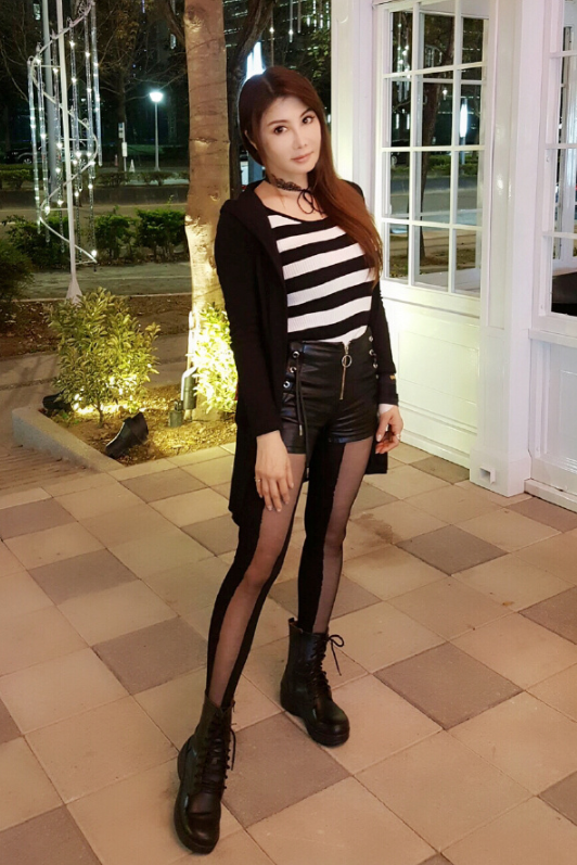 杨丽菁的身材女人看了也羡慕黑白条纹衫配黑色外套曲线傲人