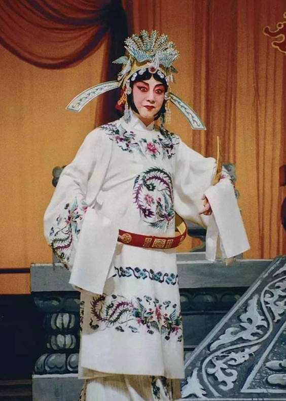 89岁杜近芳因病去世,6岁便登台演皇后,一代京剧名角落幕好悲痛