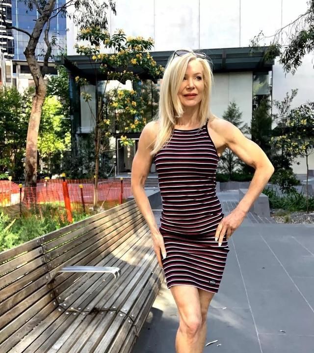 64岁澳洲冻龄奶奶健身16年后似20岁少女马甲线让人羡慕25岁女硕士练武