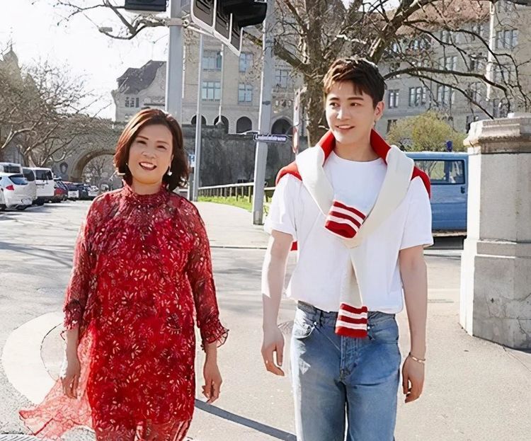 孙坚虎虎再穿旗袍女装大佬重聚首大咖秀终于有那味了