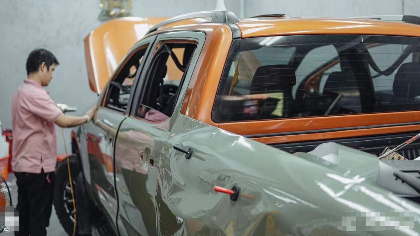 福特rangerraptor改色卡其绿皮卡也开始玩儿颜色了