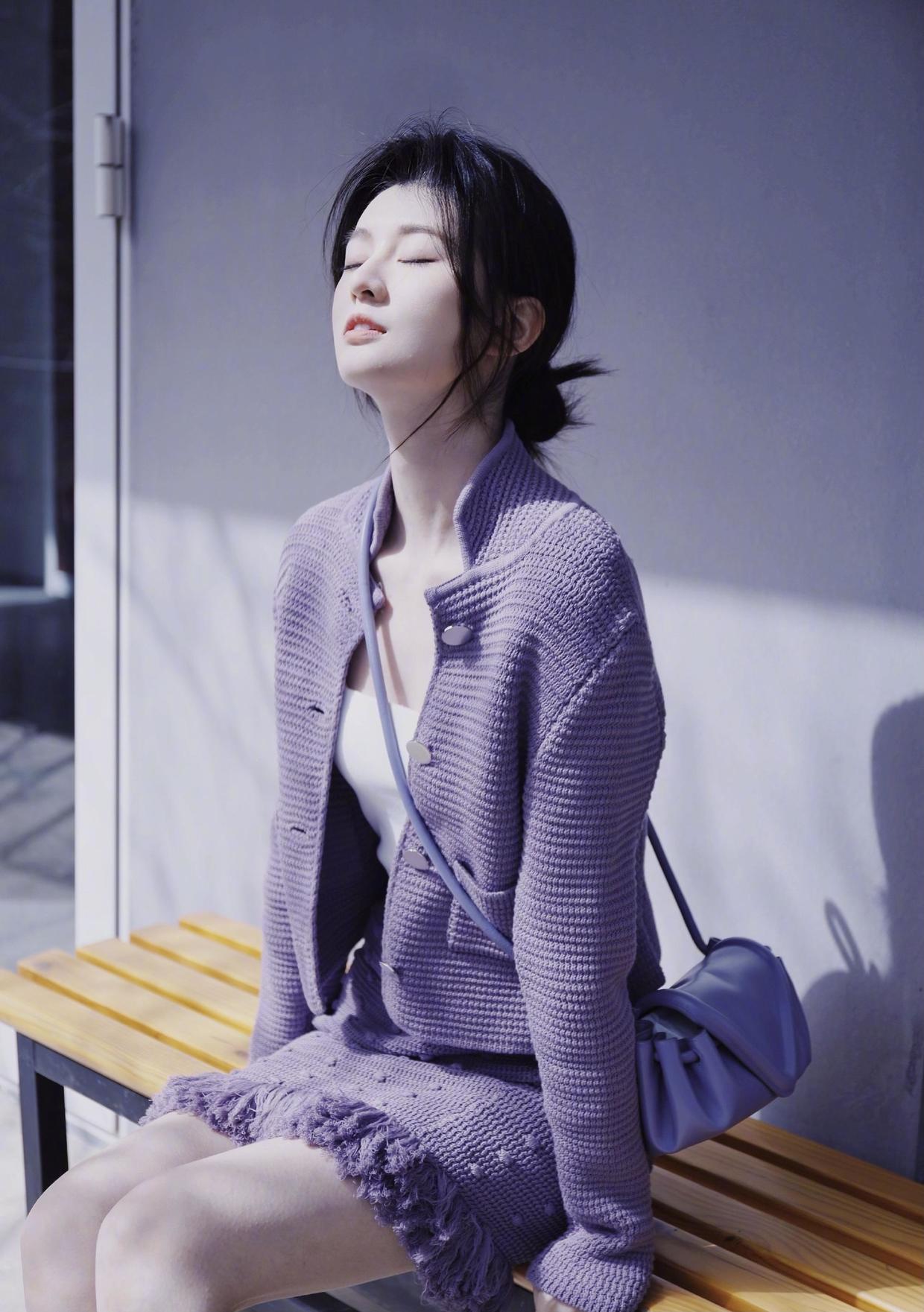 乔欣把柯基臀藏起来秀出了蝴蝶肩穿缎面连衣裙172身材像超模