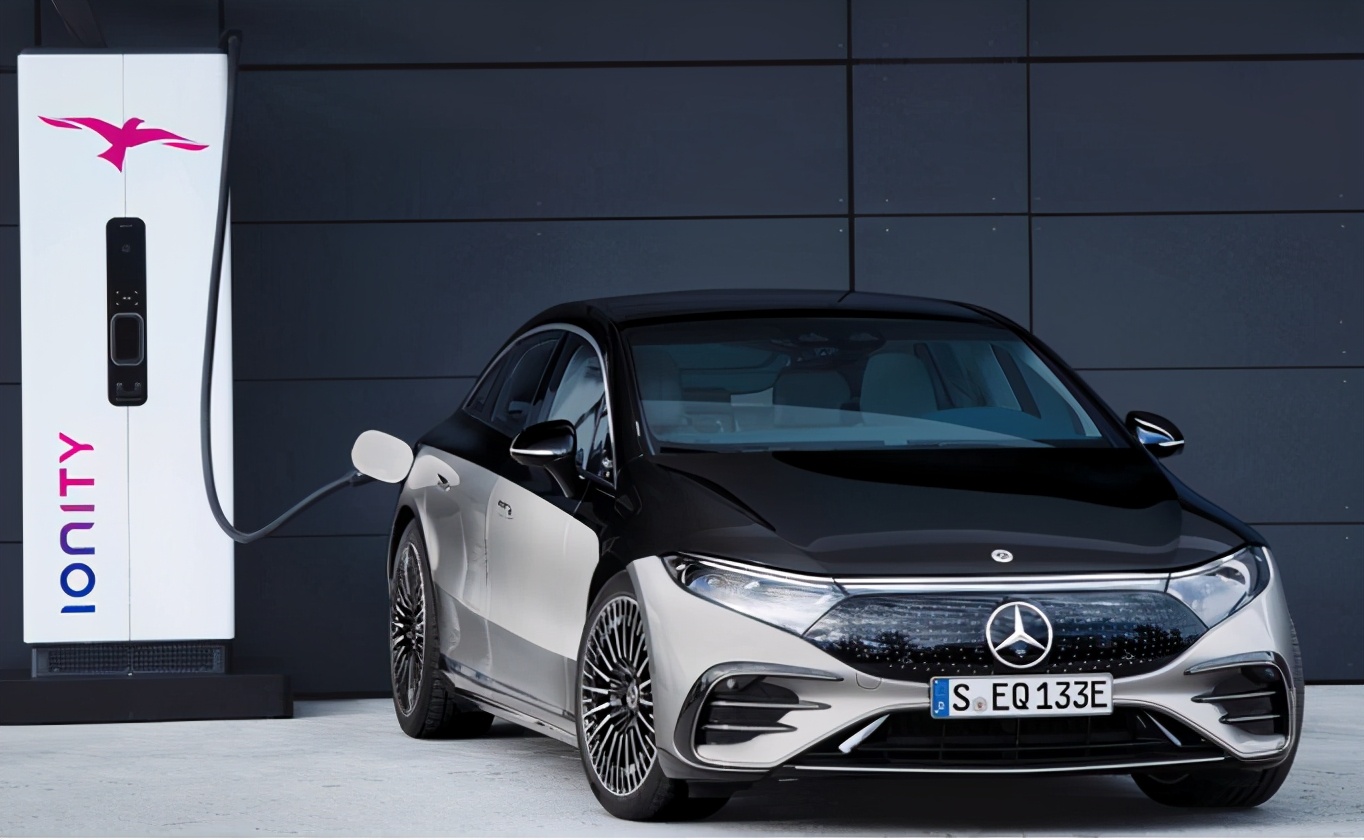 加速向纯电过度纯电动的s级奔驰eqs正式发布