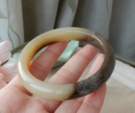 叶城糖玉,叶城糖玉属于一种品质差的糖玉,它的颜色大多数的情况下都是